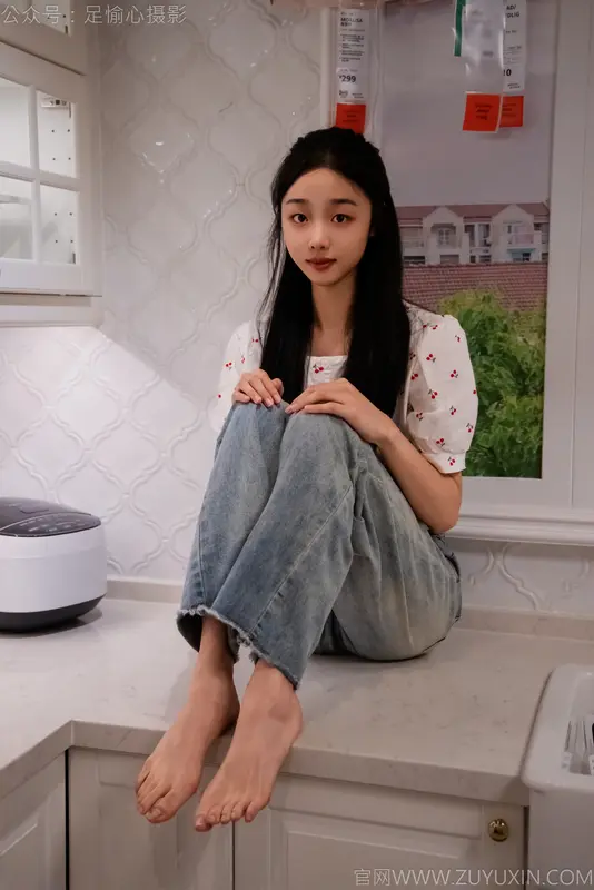 足愉心 NO.012 奶芙（搭配:碎花衬衫、牛仔长裤、运动鞋、白色棉袜、裸足） - 足愉心